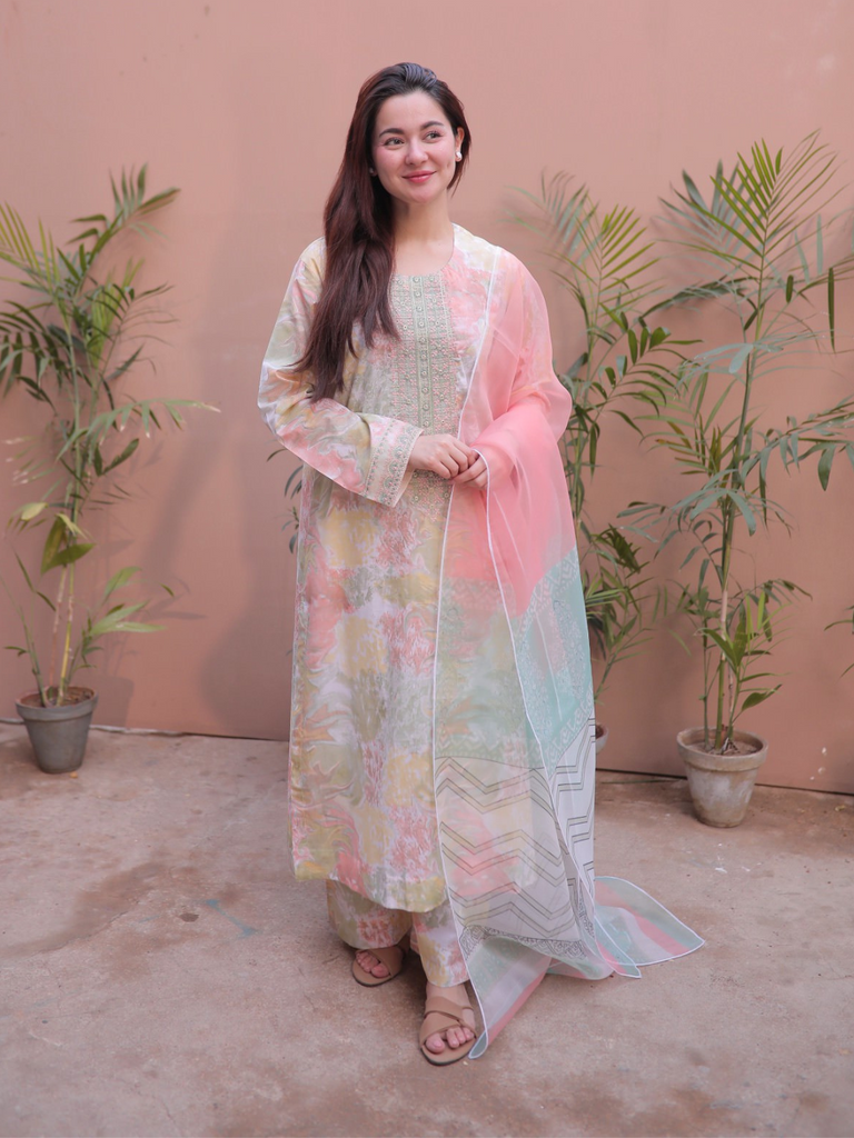 Hania Amir - Pink Blush