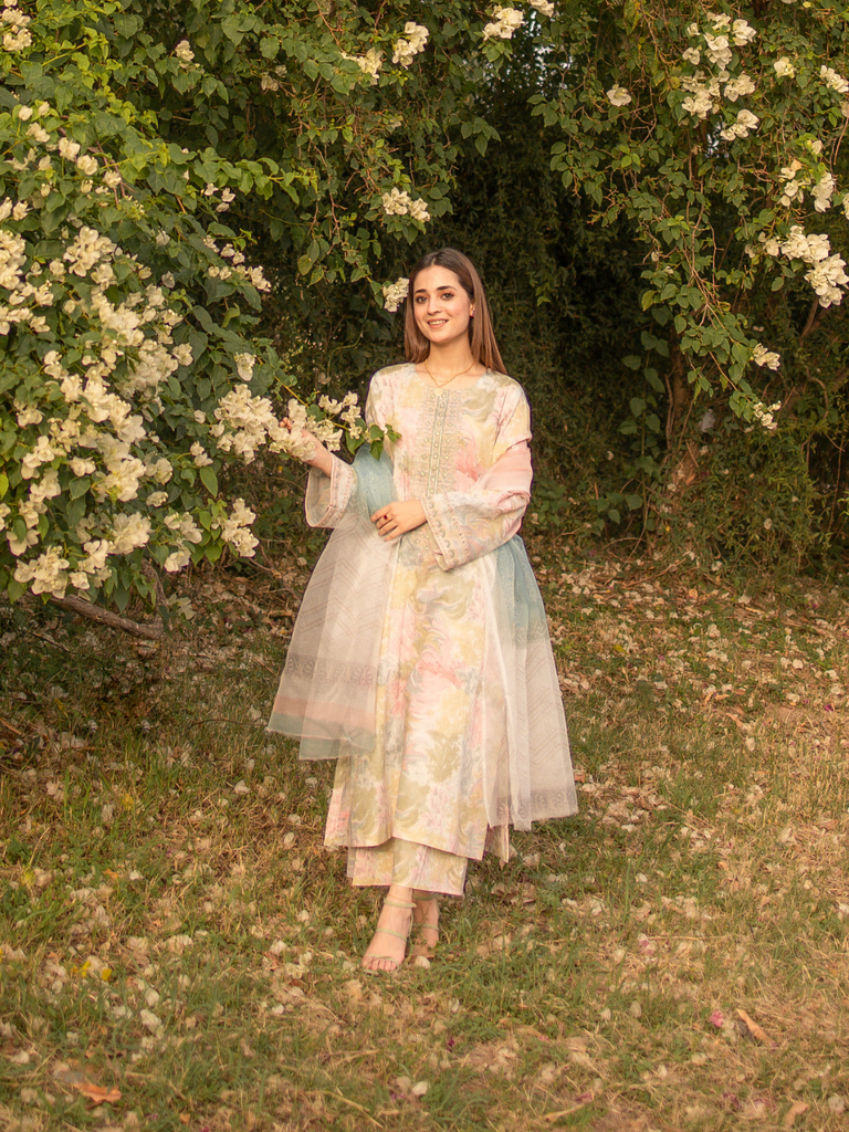 Hania Amir - Pink Blush