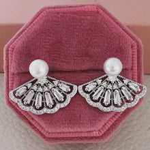 Load image into Gallery viewer, Shell Design Pearl Diamante Earring With Box - AE213