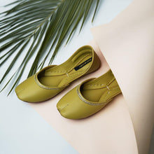 Load image into Gallery viewer, Olive Green Zari Khussa